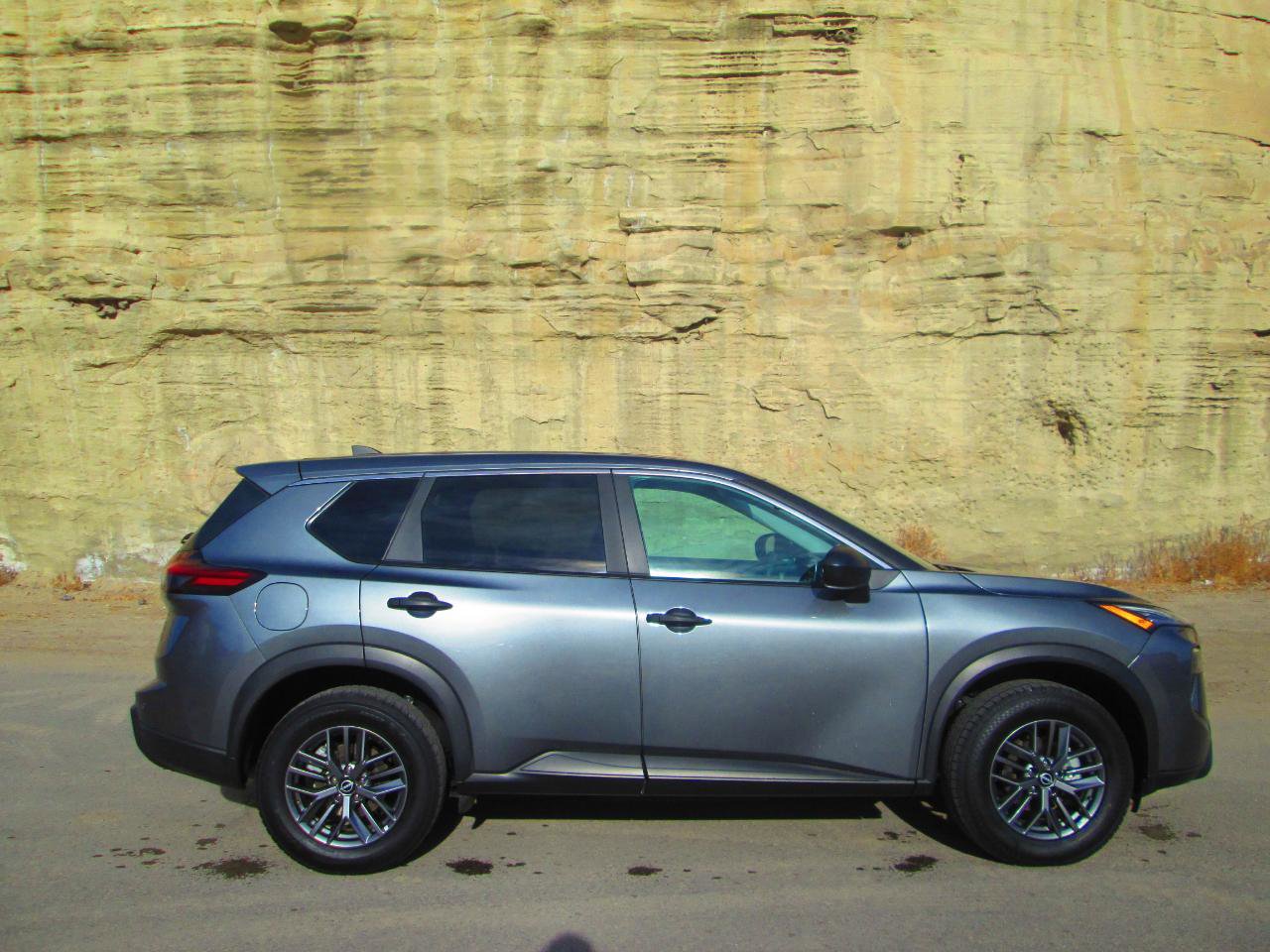 Used 2024 Nissan Rogue S image 2