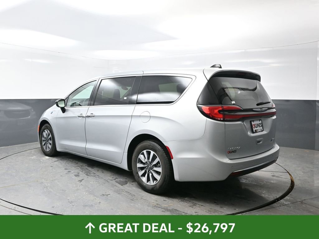 Used 2024 Chrysler Pacifica Select image 13