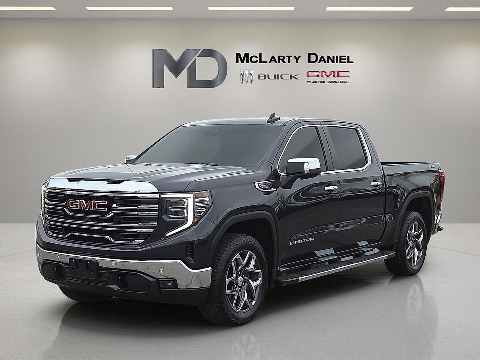 Used 2025 GMC Sierra 1500 SLT w/ SLT Premium Plus Package AWD/4WD image 2