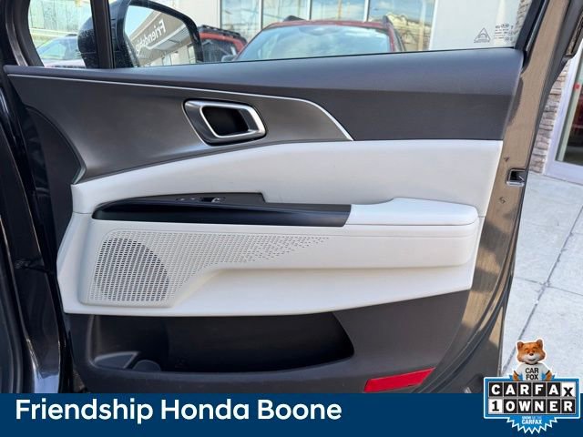 Used 2022 Kia Carnival LX image 41