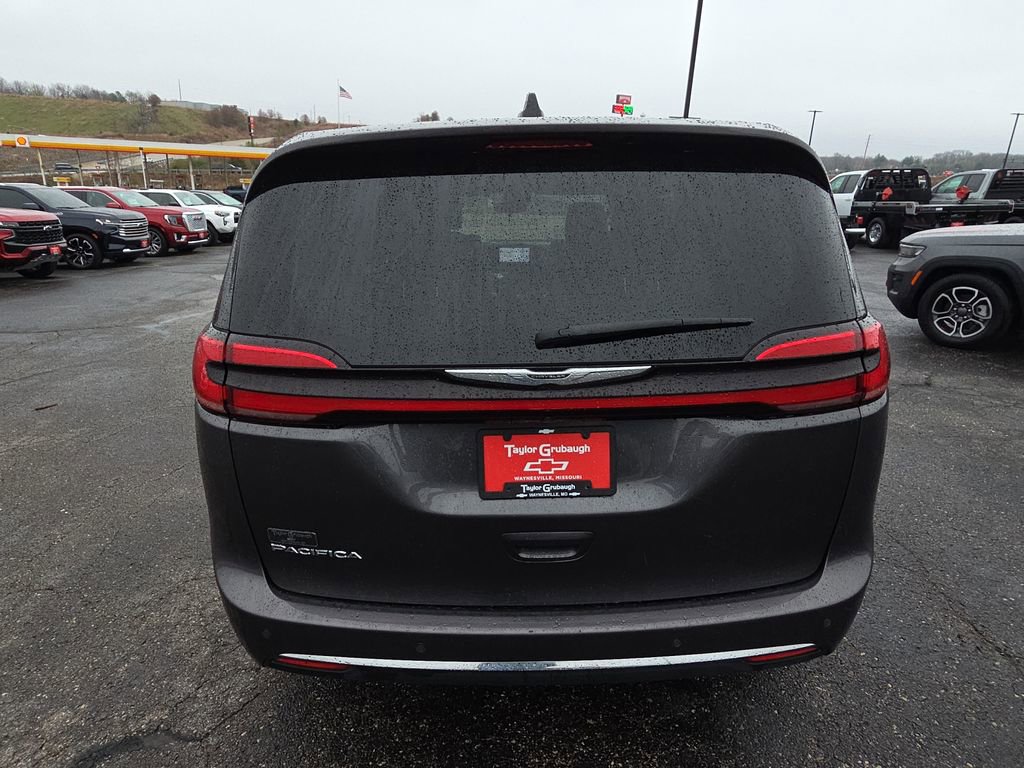 Used 2023 Chrysler Pacifica Touring-L image 7