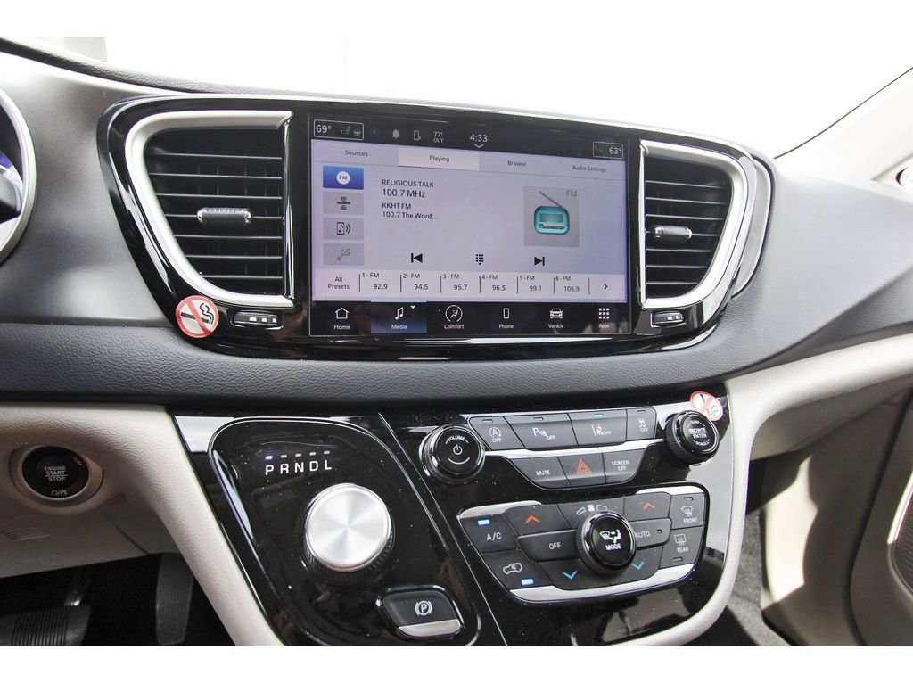 Used 2023 Chrysler Pacifica Touring-L image 22