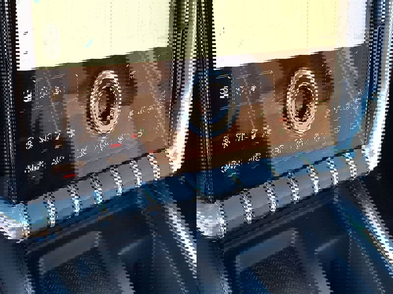 Used 2025 GMC Acadia Elevation image 24