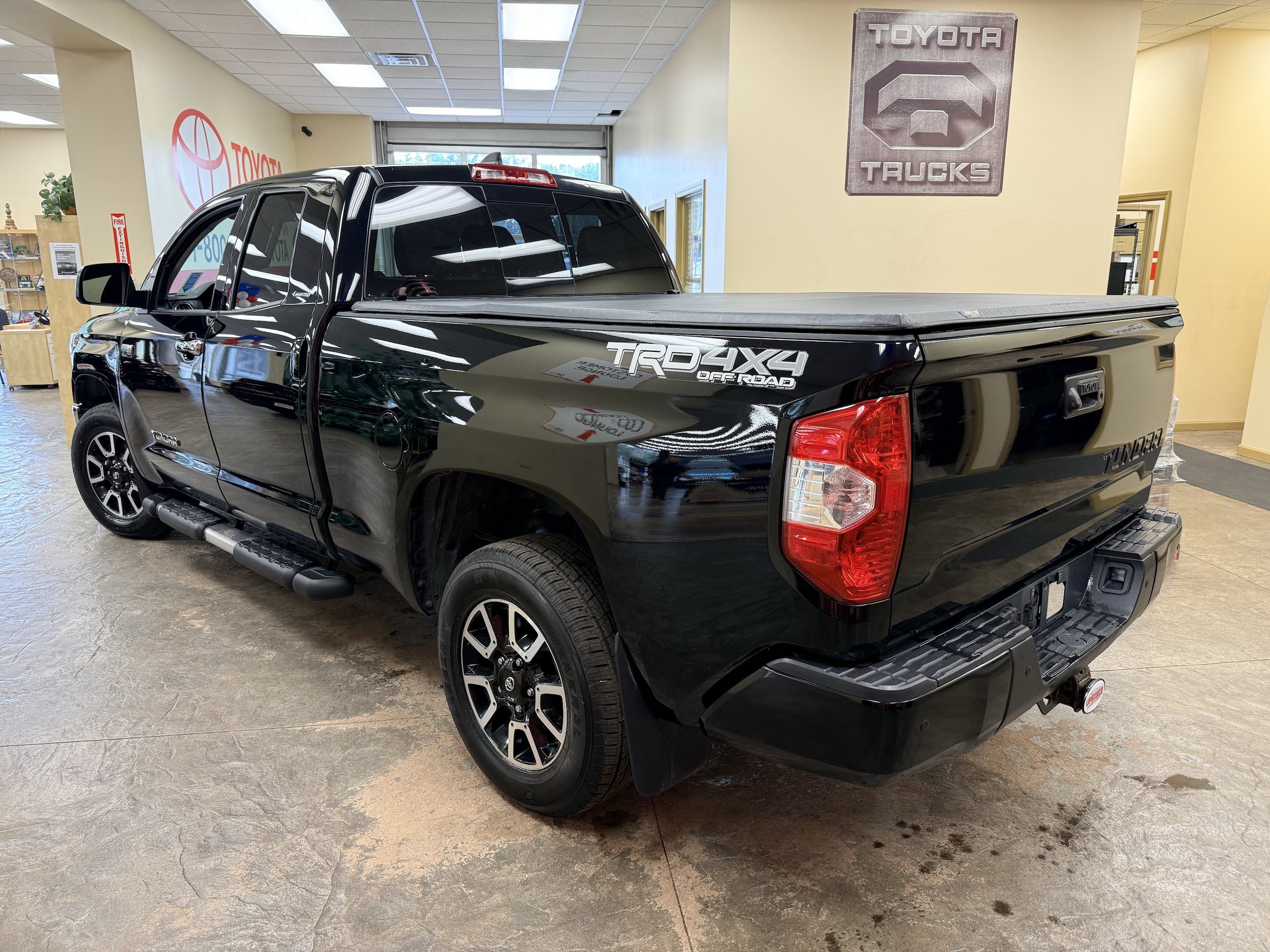 Used 2021 Toyota Tundra Limited w/ Limited Premium Package AWD/4WD image 17