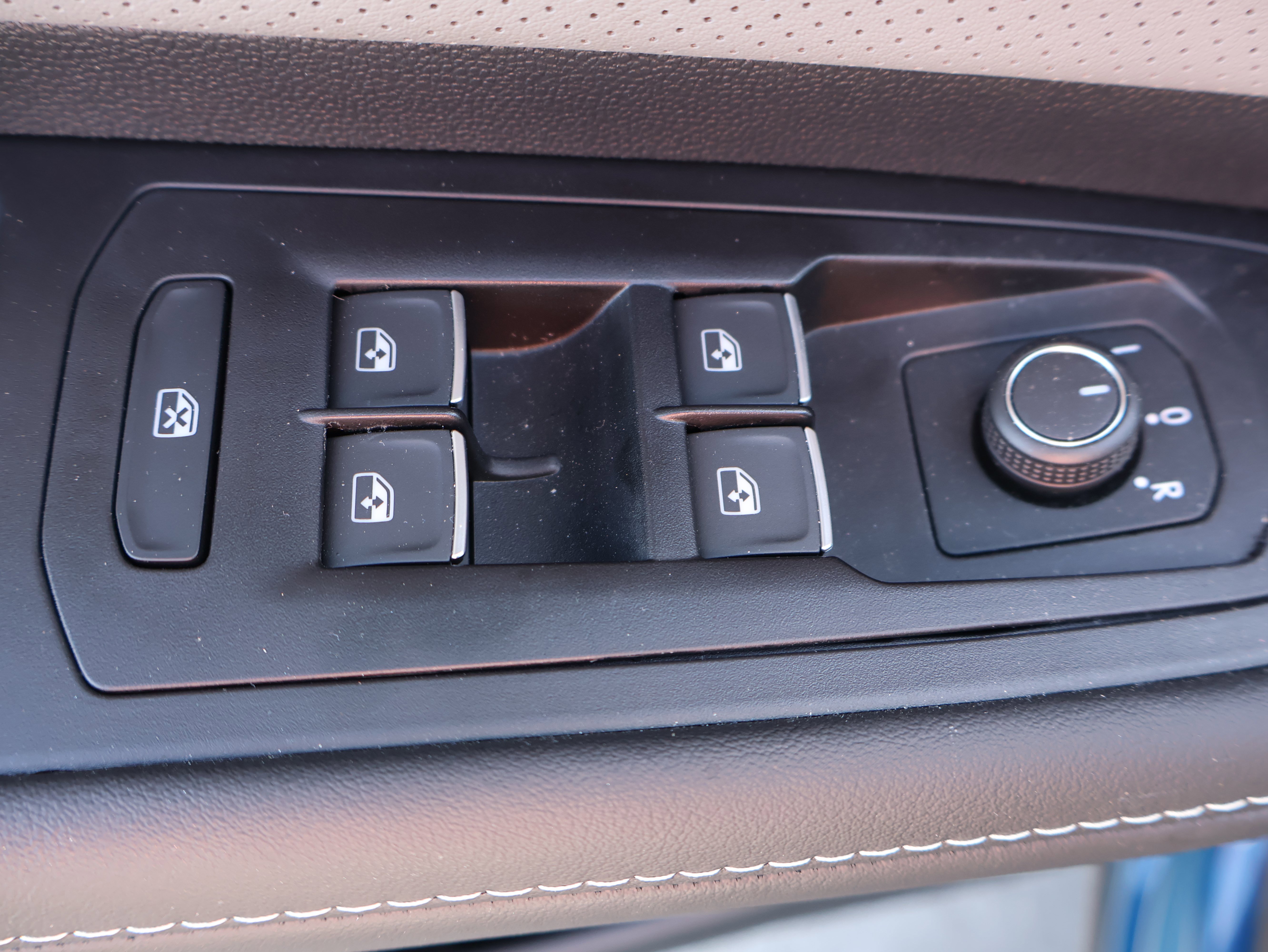 Used 2025 Volkswagen Atlas Cross Sport SEL R-Line AWD/4WD image 46