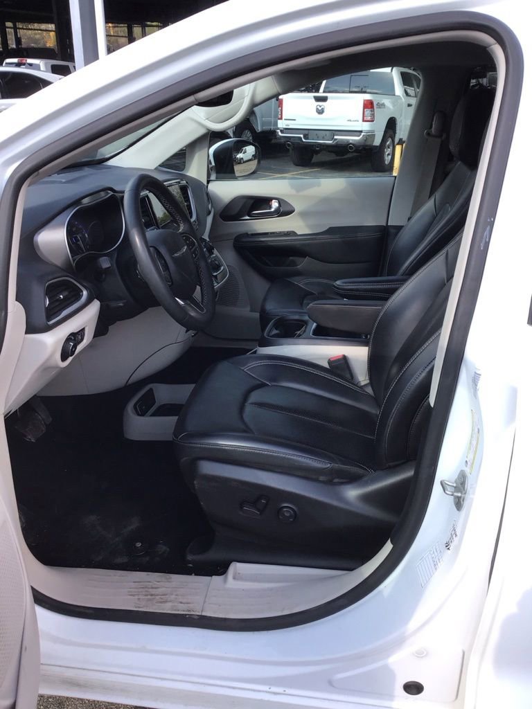 Used 2023 Chrysler Pacifica Touring-L FWD image 8