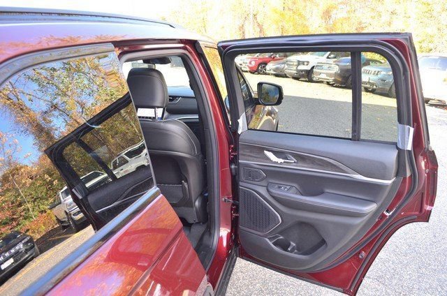 New 2025 Jeep Grand Cherokee Limited w/ Black Appearance Package image 33