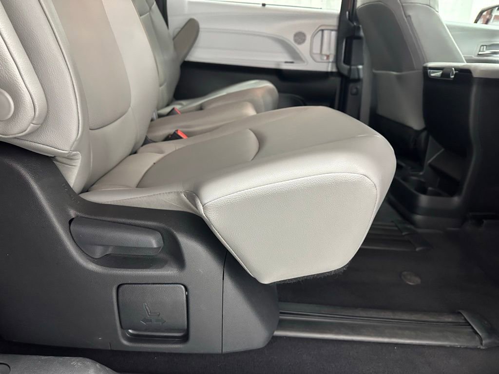 Used 2025 Toyota Sienna XLE image 57