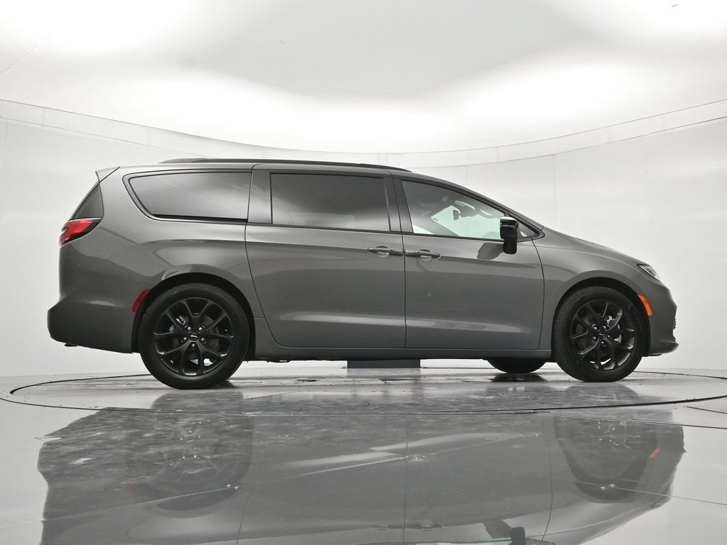 Used 2025 Chrysler Pacifica Limited FWD image 40