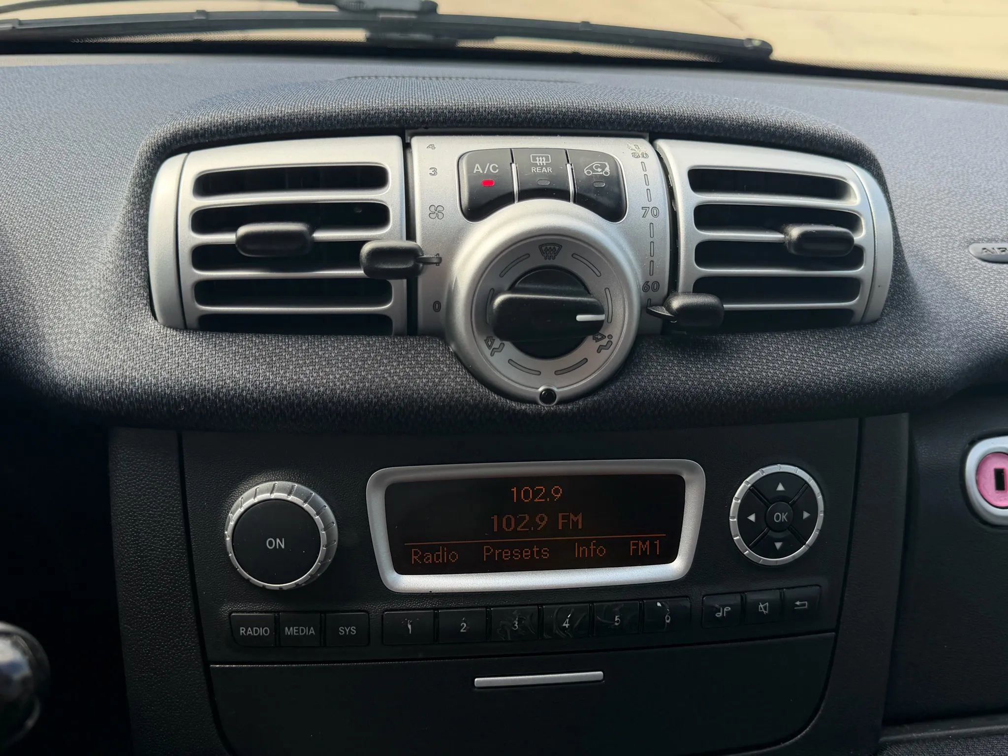 Used 2015 smart fortwo passion image 21