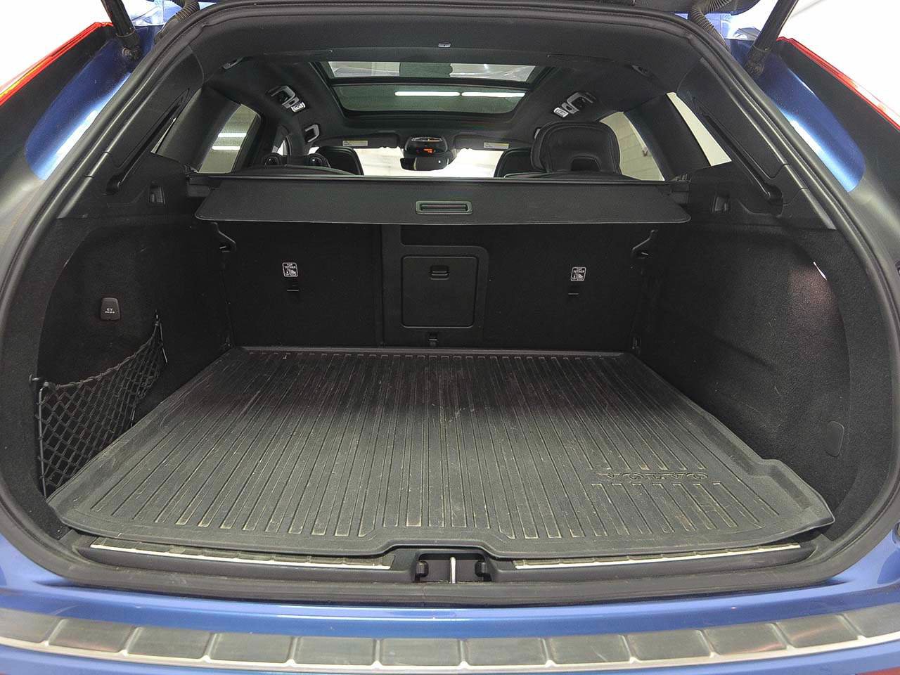 Used 2021 Volvo XC60 T5 R-Design w/ Advanced Package AWD/4WD image 12