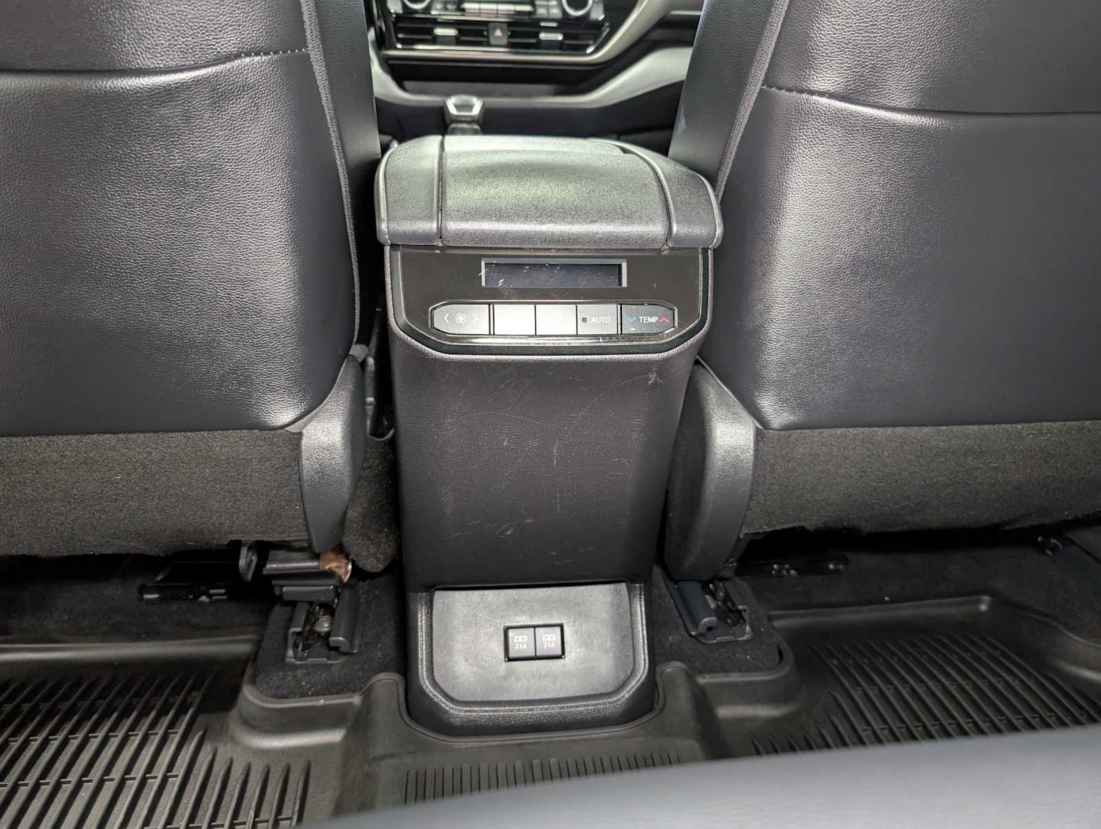 Used 2021 Toyota Highlander XLE AWD/4WD image 22