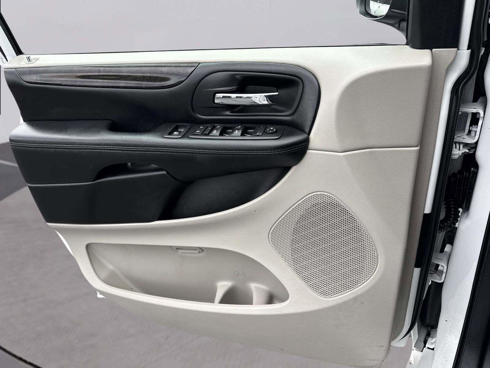 Used 2019 Dodge Grand Caravan SE w/ UConnect Hands-Free Group image 18