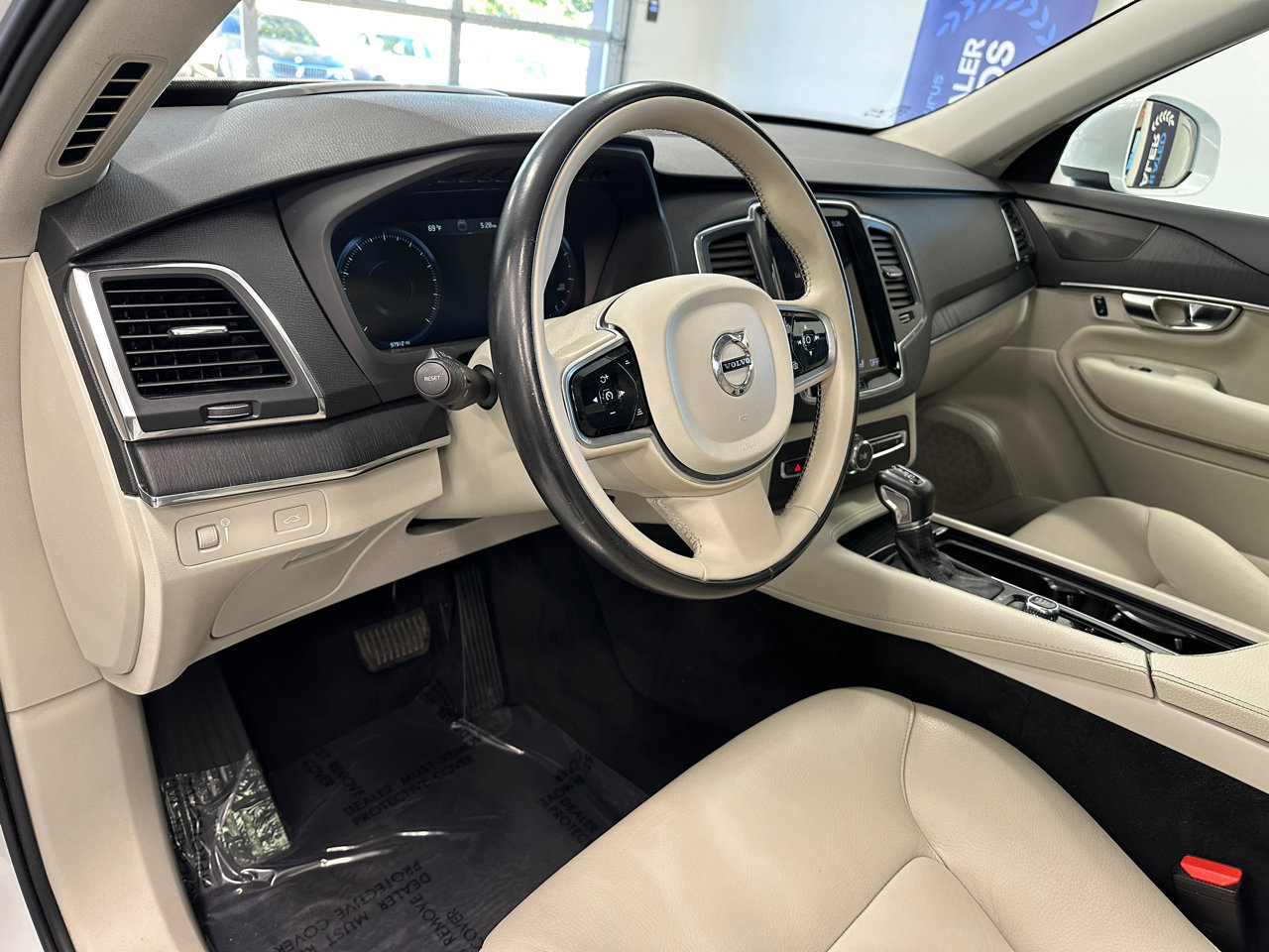 Used 2020 Volvo XC90 T5 Momentum image 16