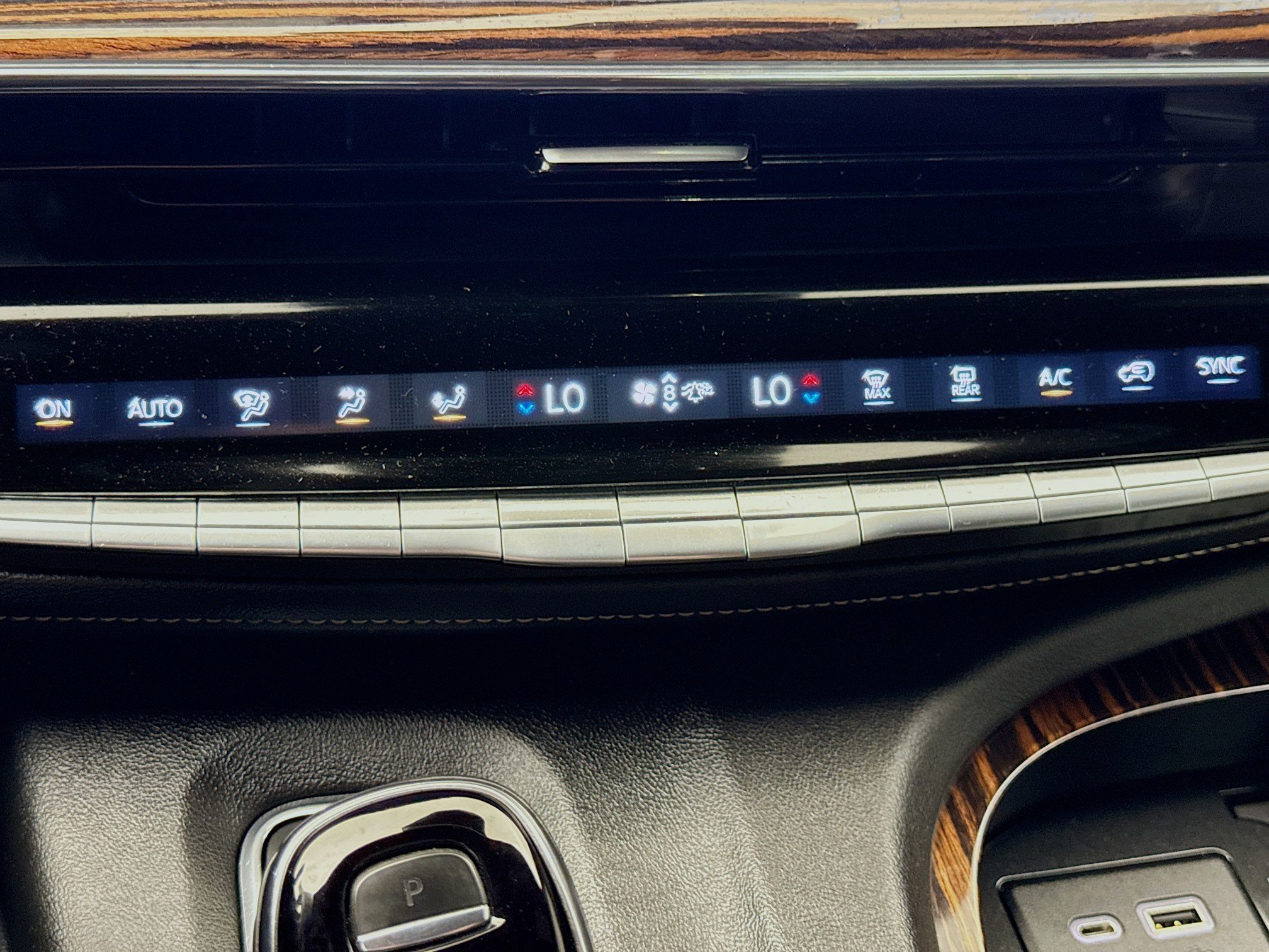 Used 2021 Cadillac Escalade Premium Luxury RWD image 18