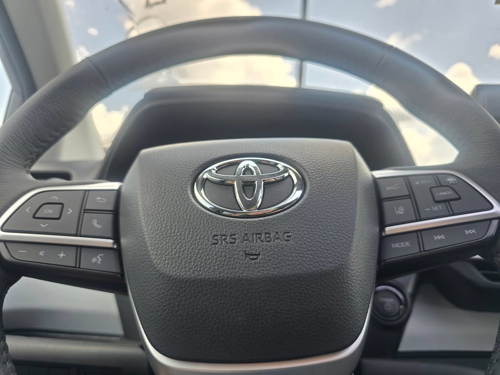 Used 2025 Toyota Sienna XLE FWD image 28