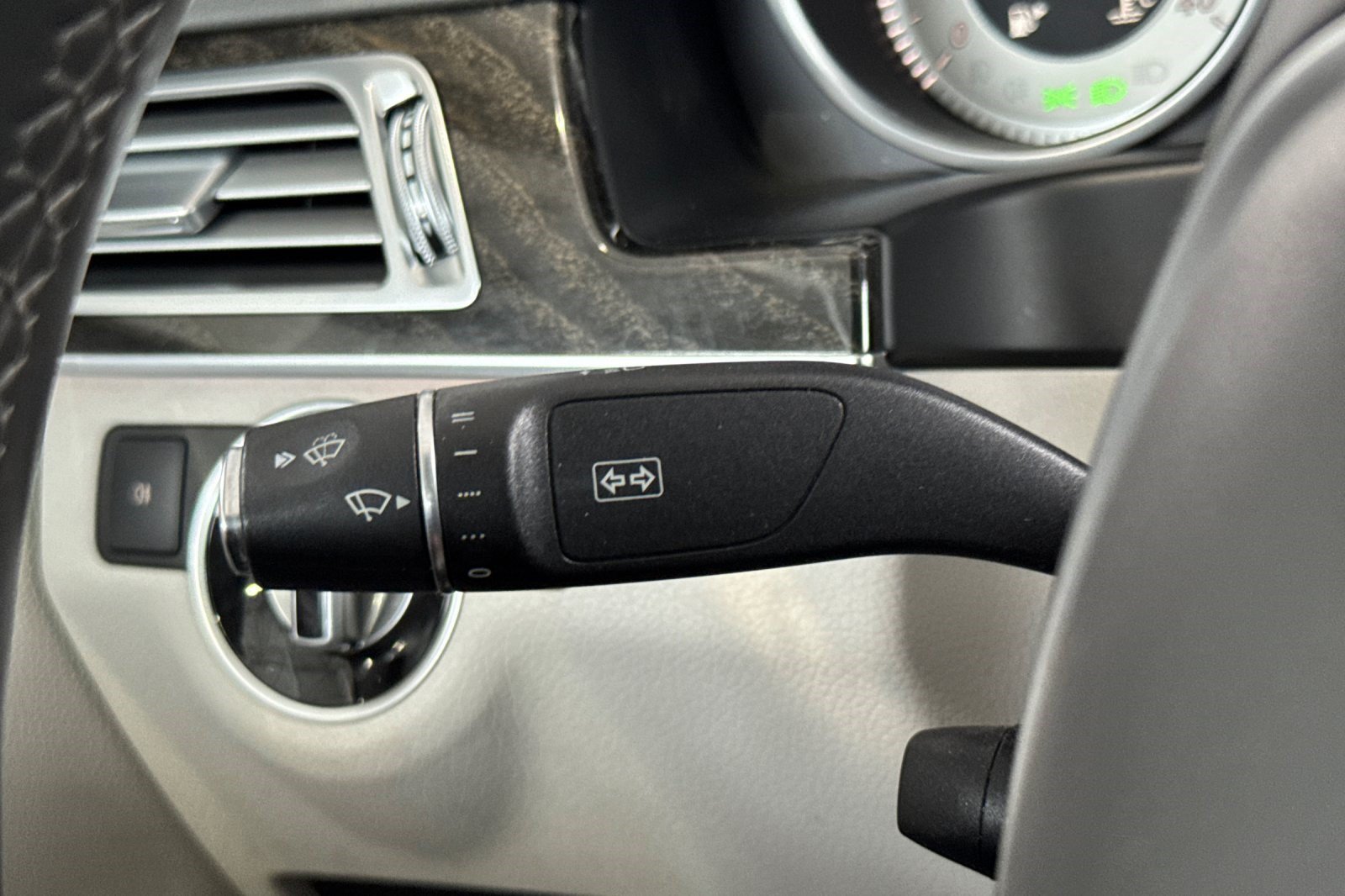 Used 2015 Mercedes-Benz E 350 Sedan image 32