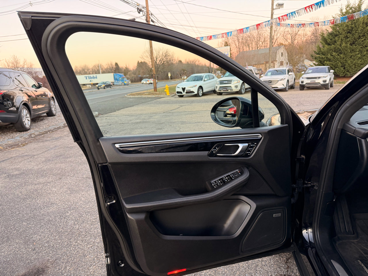 Used 2017 Porsche Macan S image 21