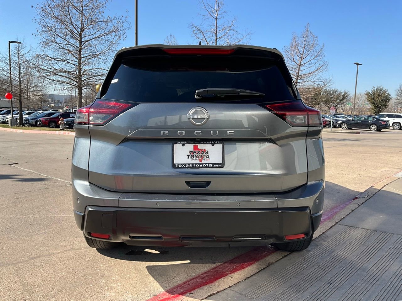 Used 2025 Nissan Rogue SV image 7