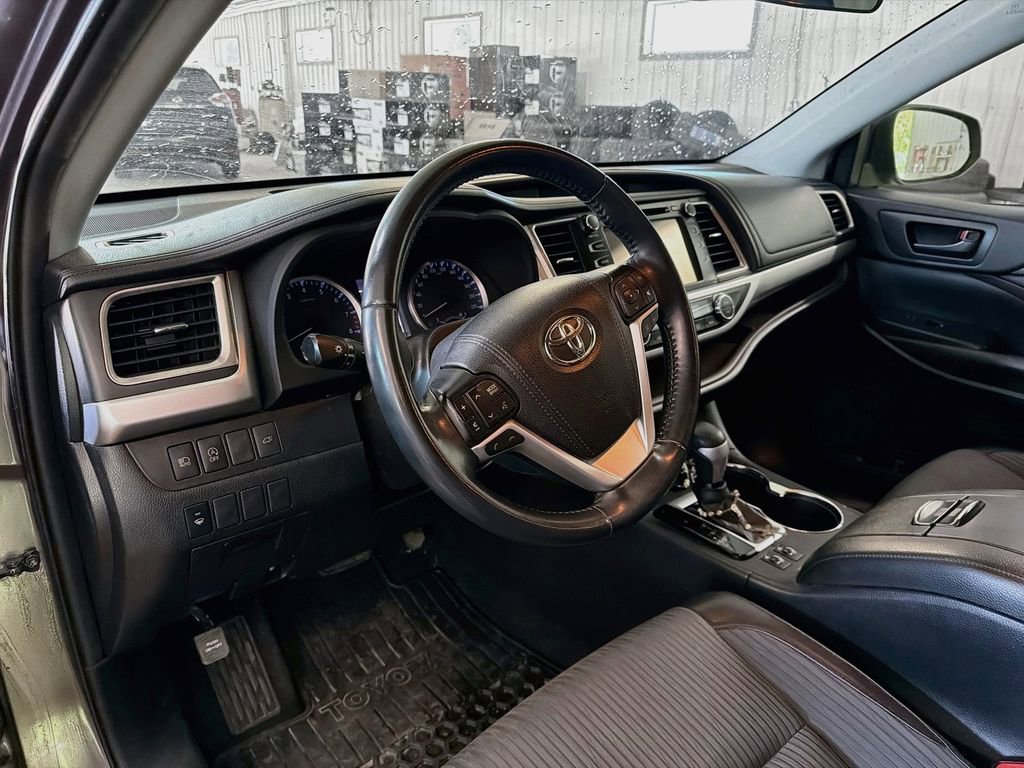 Used 2019 Toyota Highlander LE AWD/4WD image 8