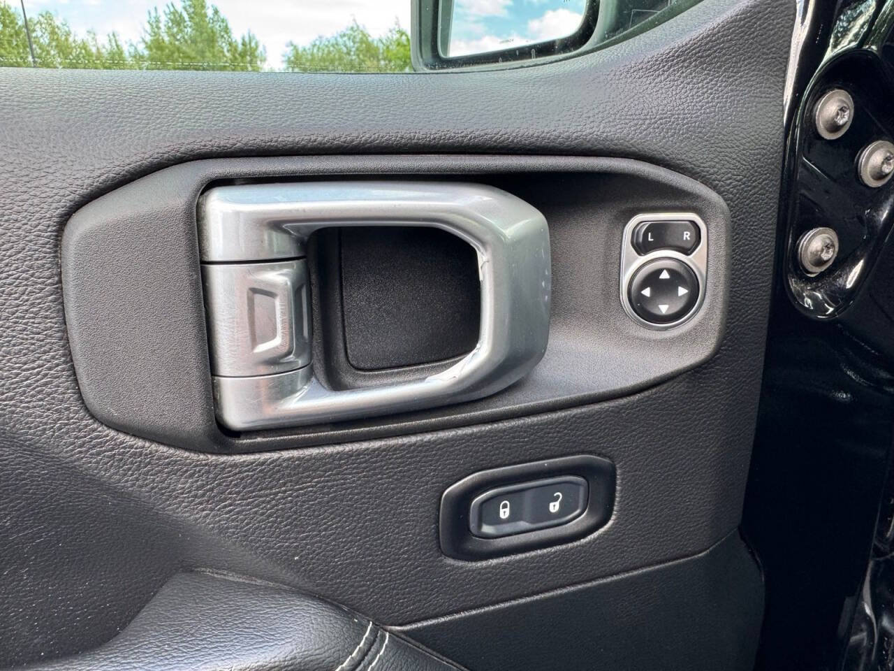 Used 2021 Jeep Wrangler Unlimited Sahara w/ Uconnect 4C Nav & Sound Group AWD/4WD image 14