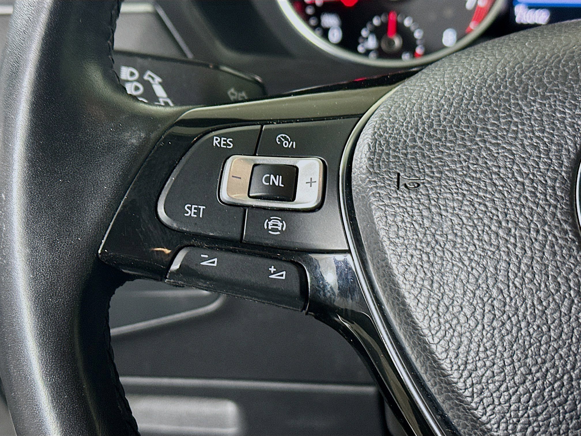 Used 2019 Volkswagen Tiguan SE FWD image 16