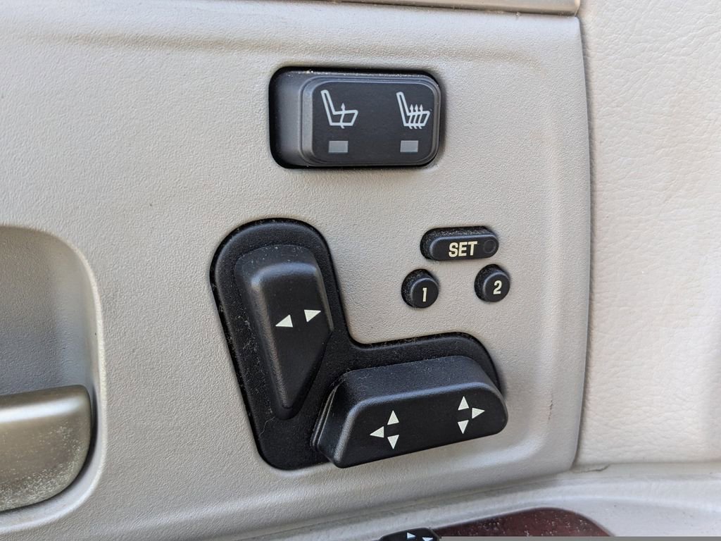 Used 2005 Lincoln Town Car Signature Limited image 18