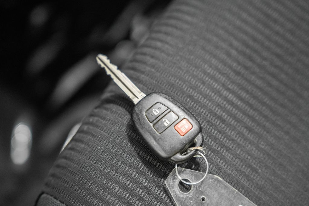 Used 2016 Toyota RAV4 LE AWD/4WD image 32