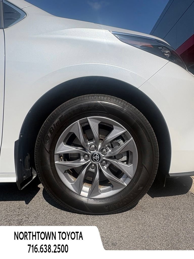 Used 2025 Toyota Sienna XLE w/ XLE Plus Package FWD image 12