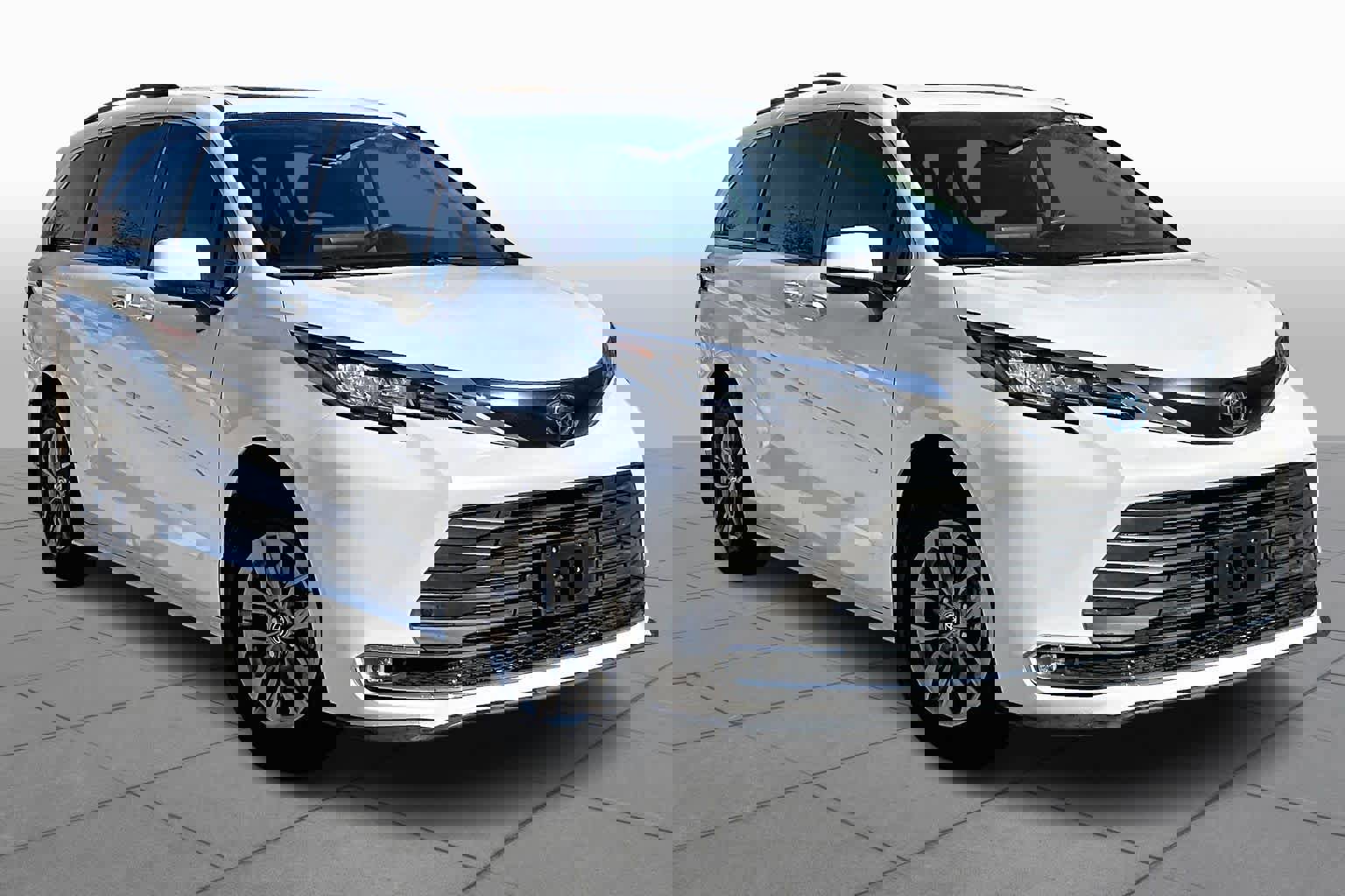 Used 2022 Toyota Sienna XLE image 2