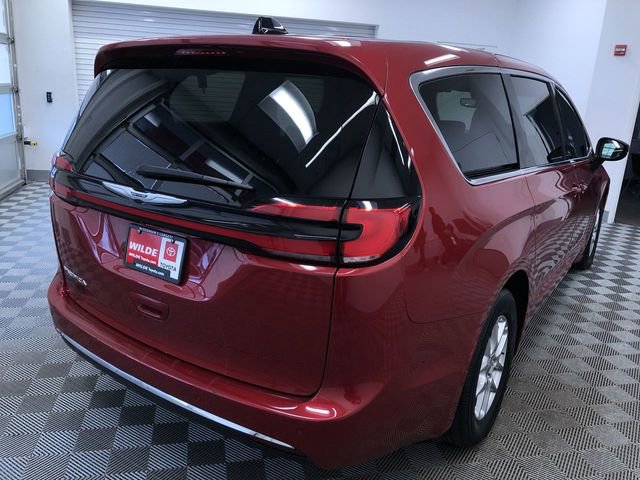 Used 2025 Chrysler Pacifica Select image 35