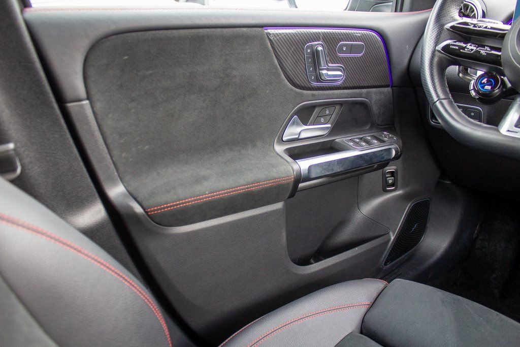Used 2025 Mercedes-Benz GLB 35 AMG 4MATIC image 19