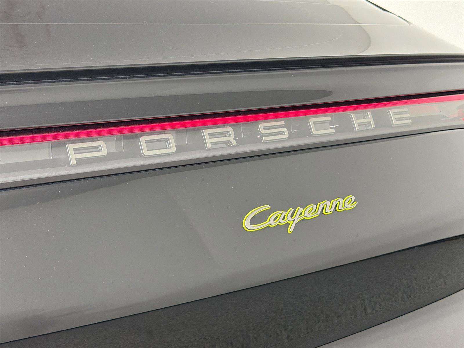 Certified 2022 Porsche Cayenne Platinum Edition AWD/4WD image 17