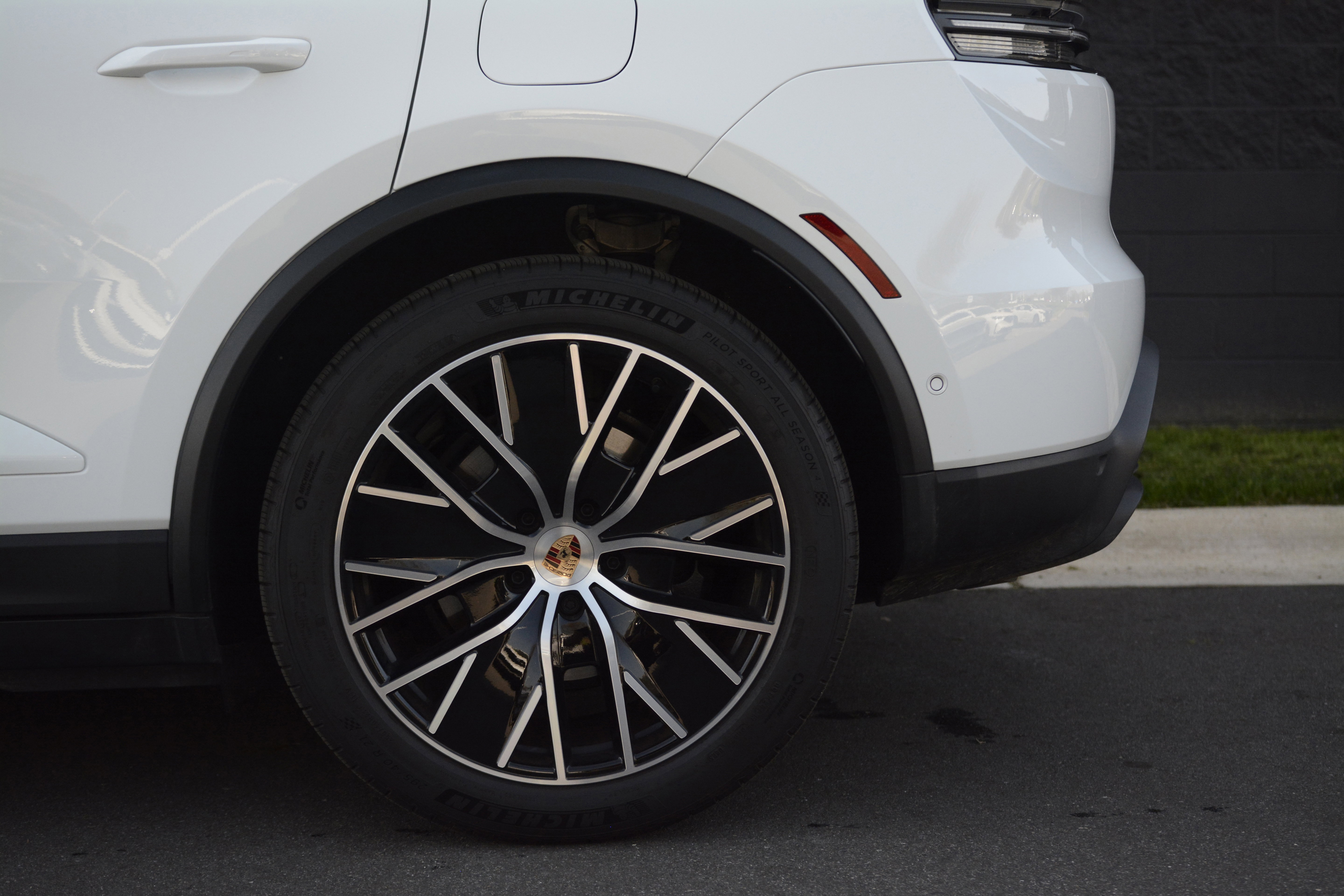 Certified 2025 Porsche Macan Electric image 41