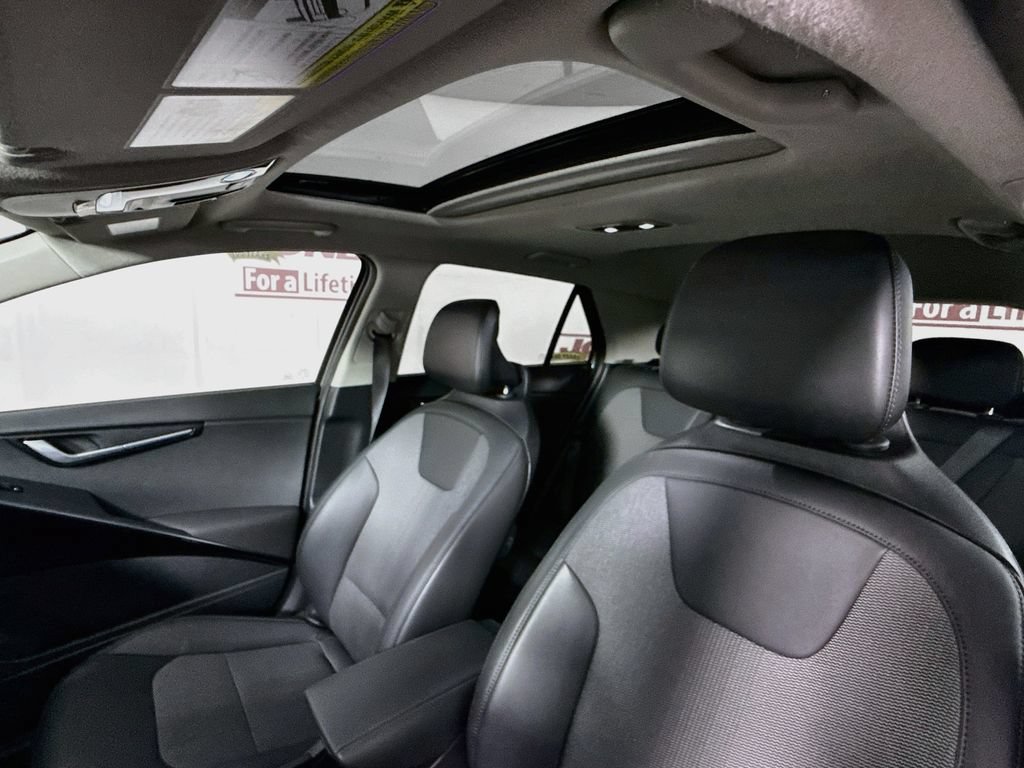 Used 2025 Kia Niro EX Touring FWD image 11