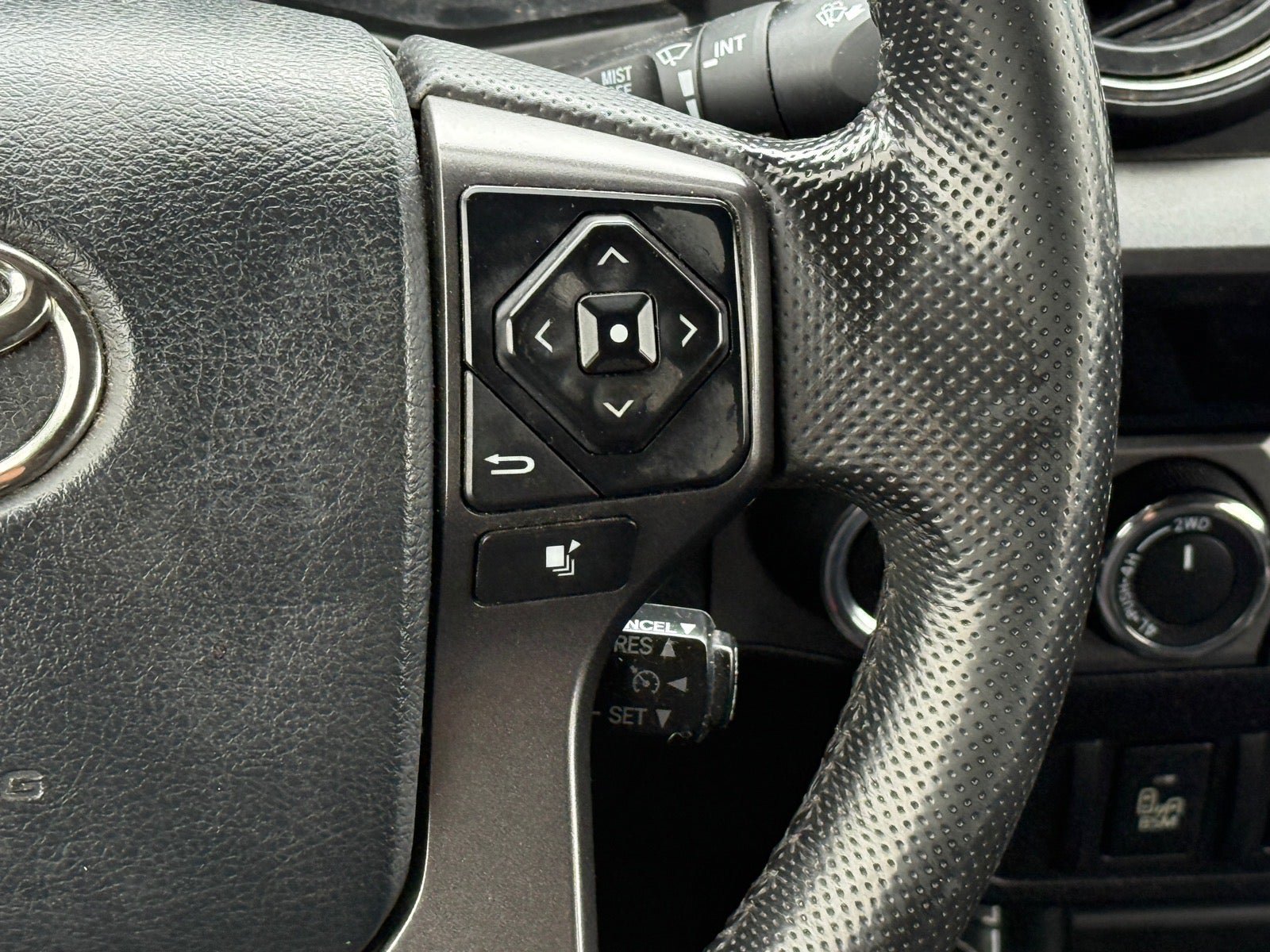 Used 2016 Toyota Tacoma TRD Off-Road w/ Premium & Technology Package AWD/4WD image 21