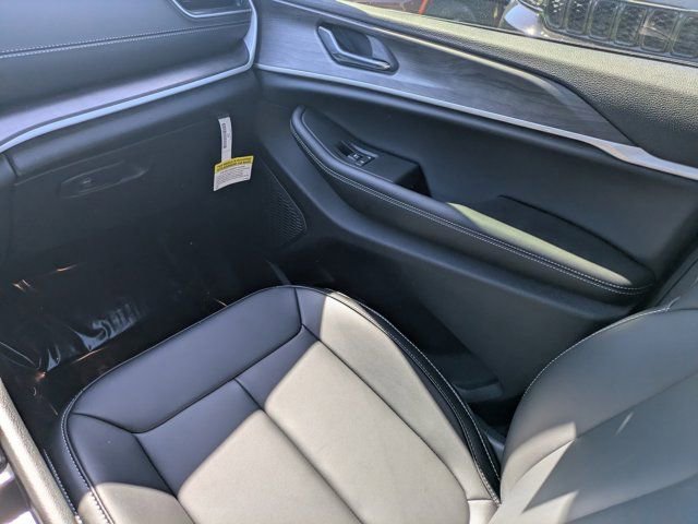 New 2025 Jeep Grand Cherokee L Limited w/ Black Appearance Package RWD image 15
