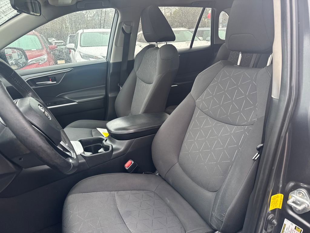 Used 2021 Toyota RAV4 XLE w/ Convenience Package image 17
