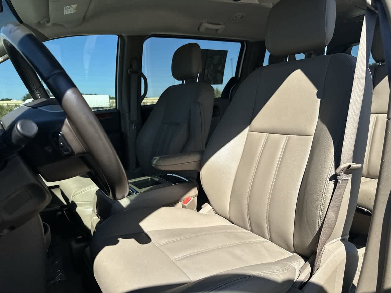 Used 2016 Chrysler Town & Country Touring FWD image 16