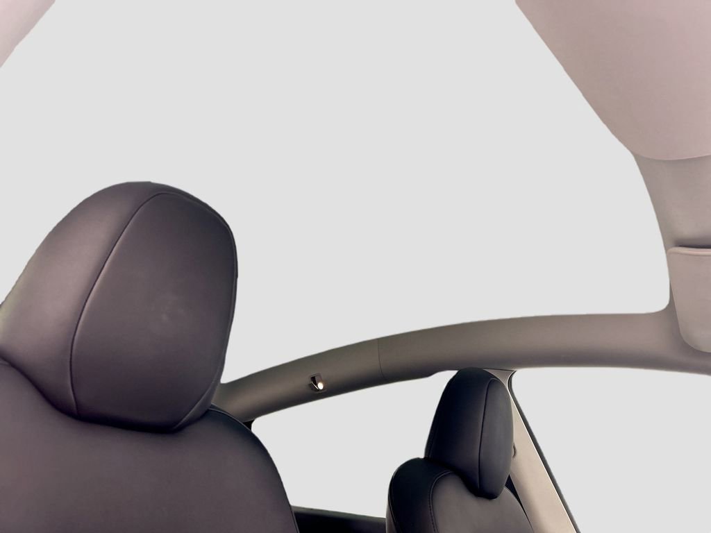 Used 2022 Tesla Model Y Long Range image 17