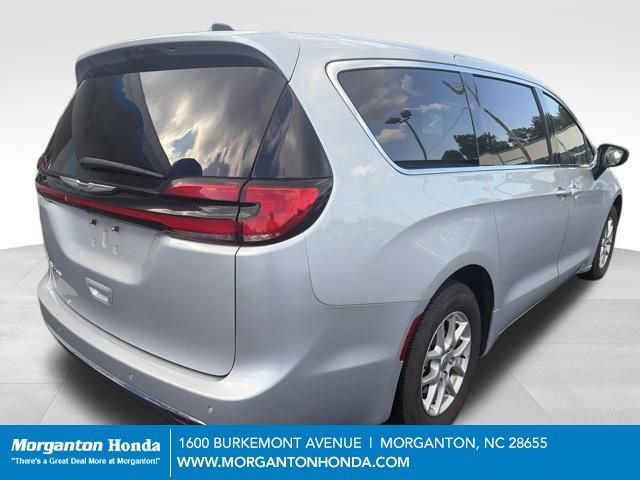Used 2024 Chrysler Pacifica Touring-L FWD image 8