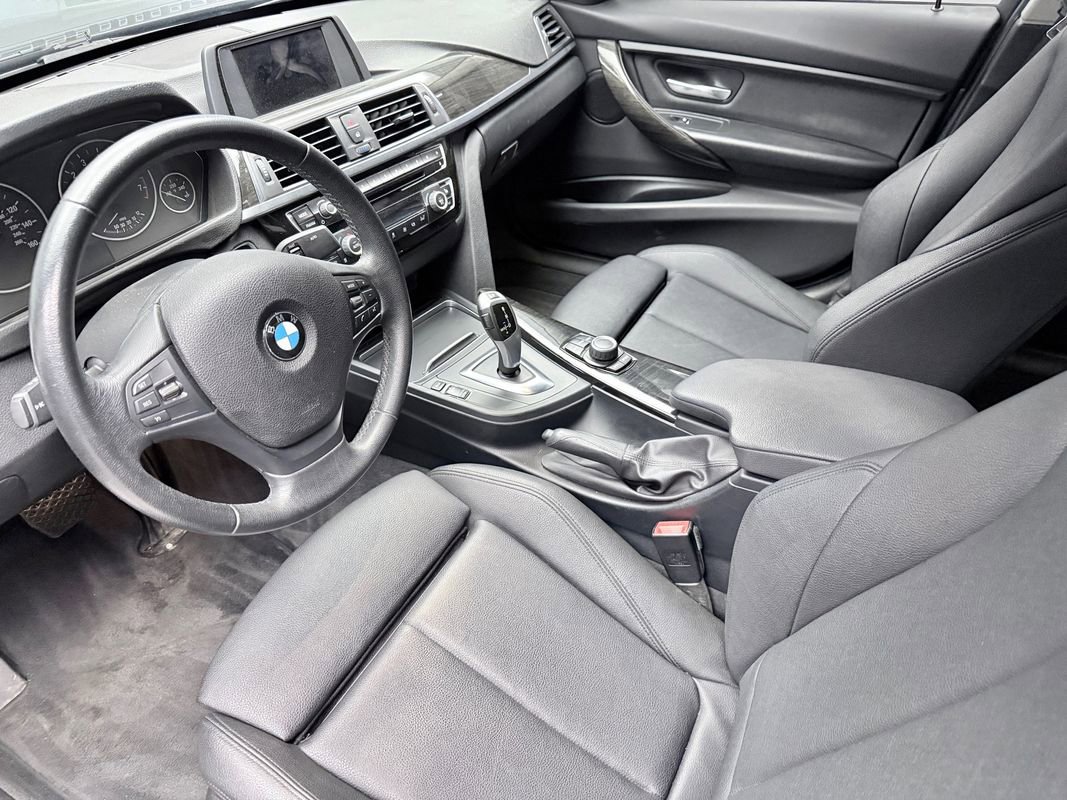 Used 2018 BMW 320i xDrive Sedan image 9