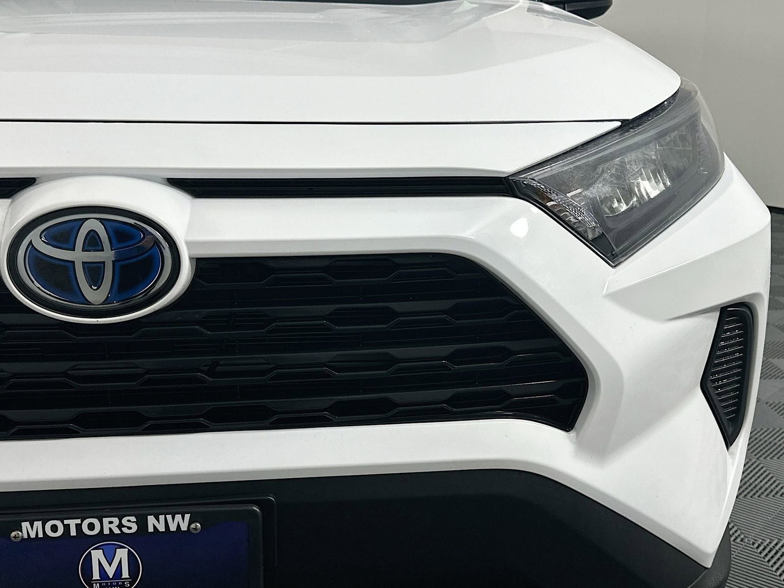 Used 2021 Toyota RAV4 LE AWD/4WD image 4