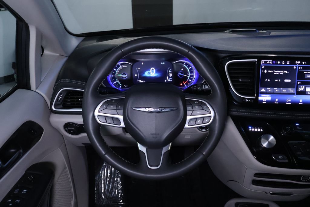 Used 2023 Chrysler Pacifica Touring-L image 19