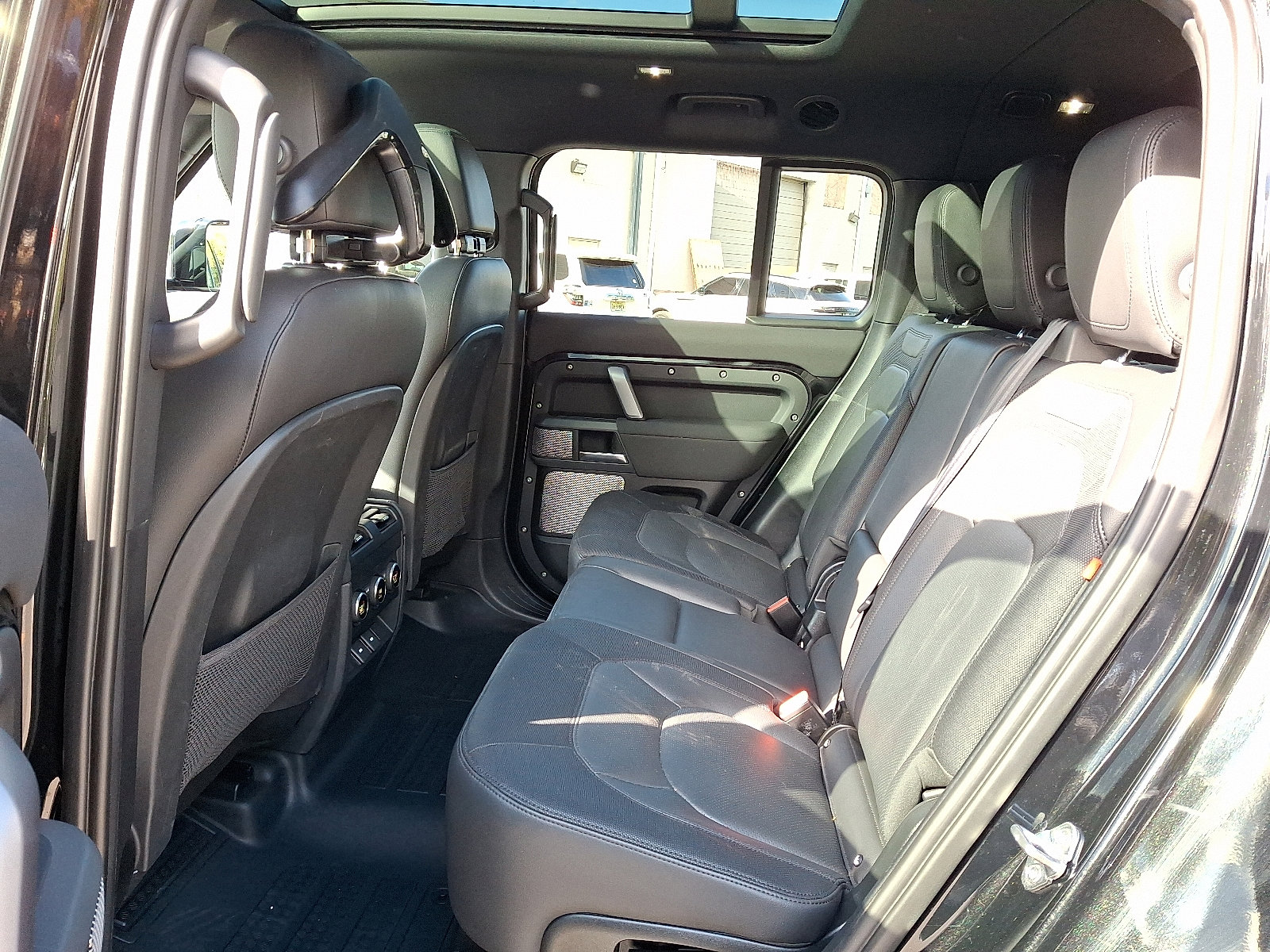 Used 2023 Land Rover Defender 130 X-Dynamic SE image 5