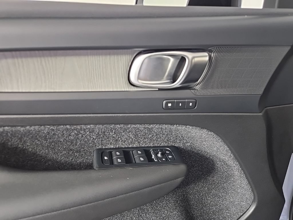 Certified 2026 Volvo XC40 B5 Plus AWD/4WD image 22