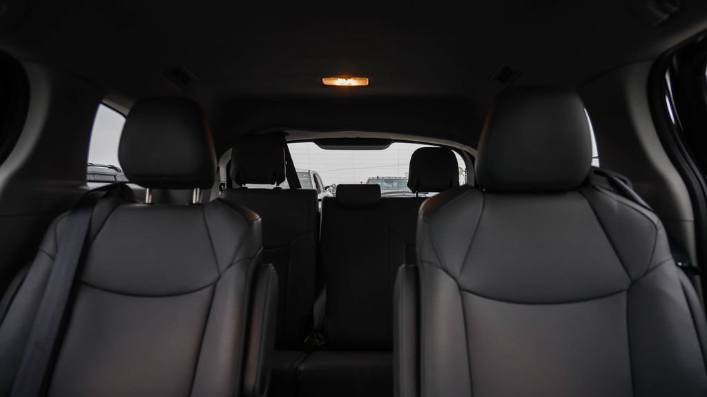 Used 2024 Toyota Sienna XLE w/ XLE Plus Package FWD image 28