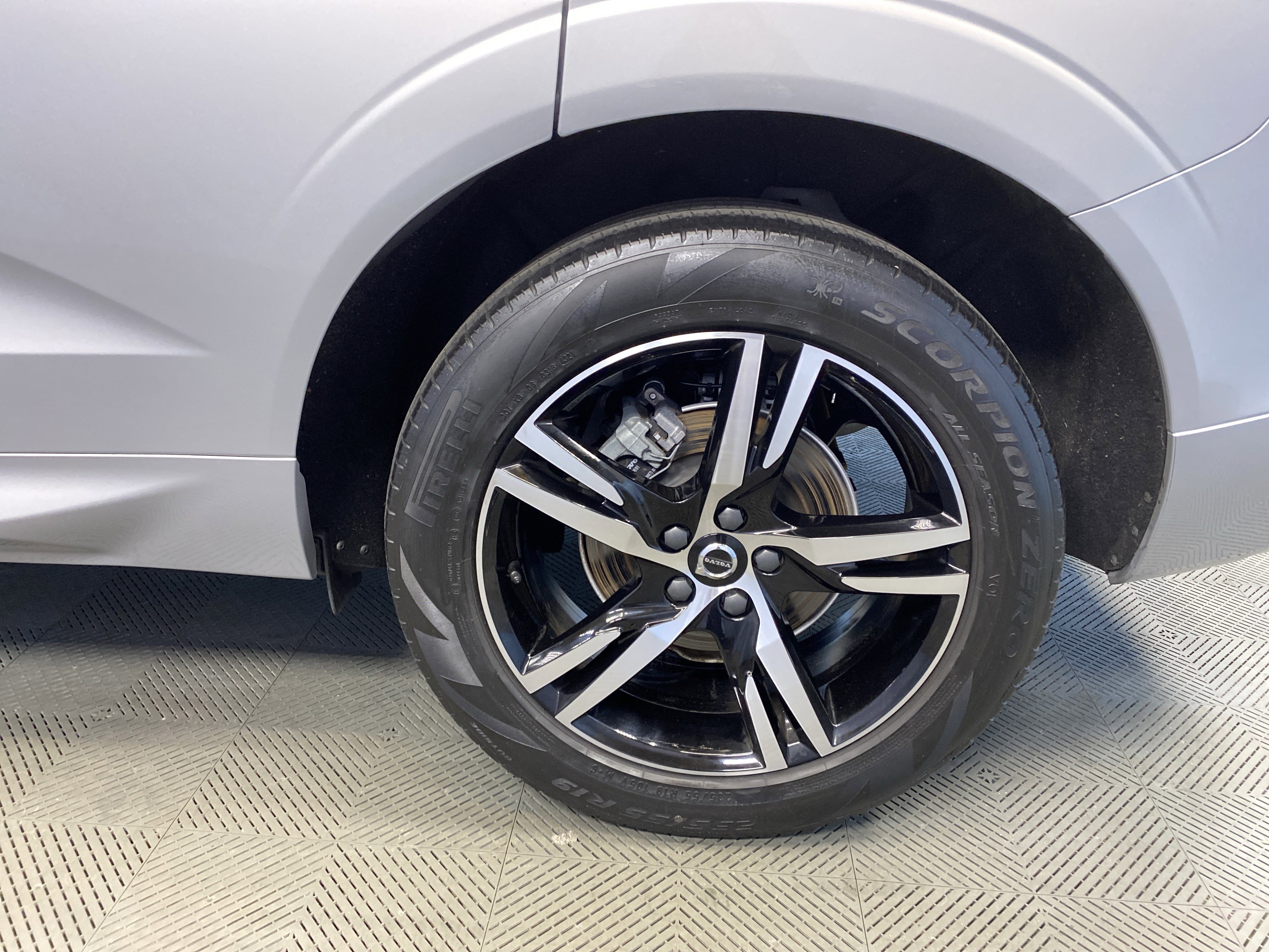 Used 2022 Volvo XC60 B5 R-Design image 32