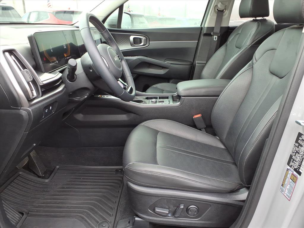 Used 2025 Kia Sorento EX w/ Panoramic Sunroof Package image 3