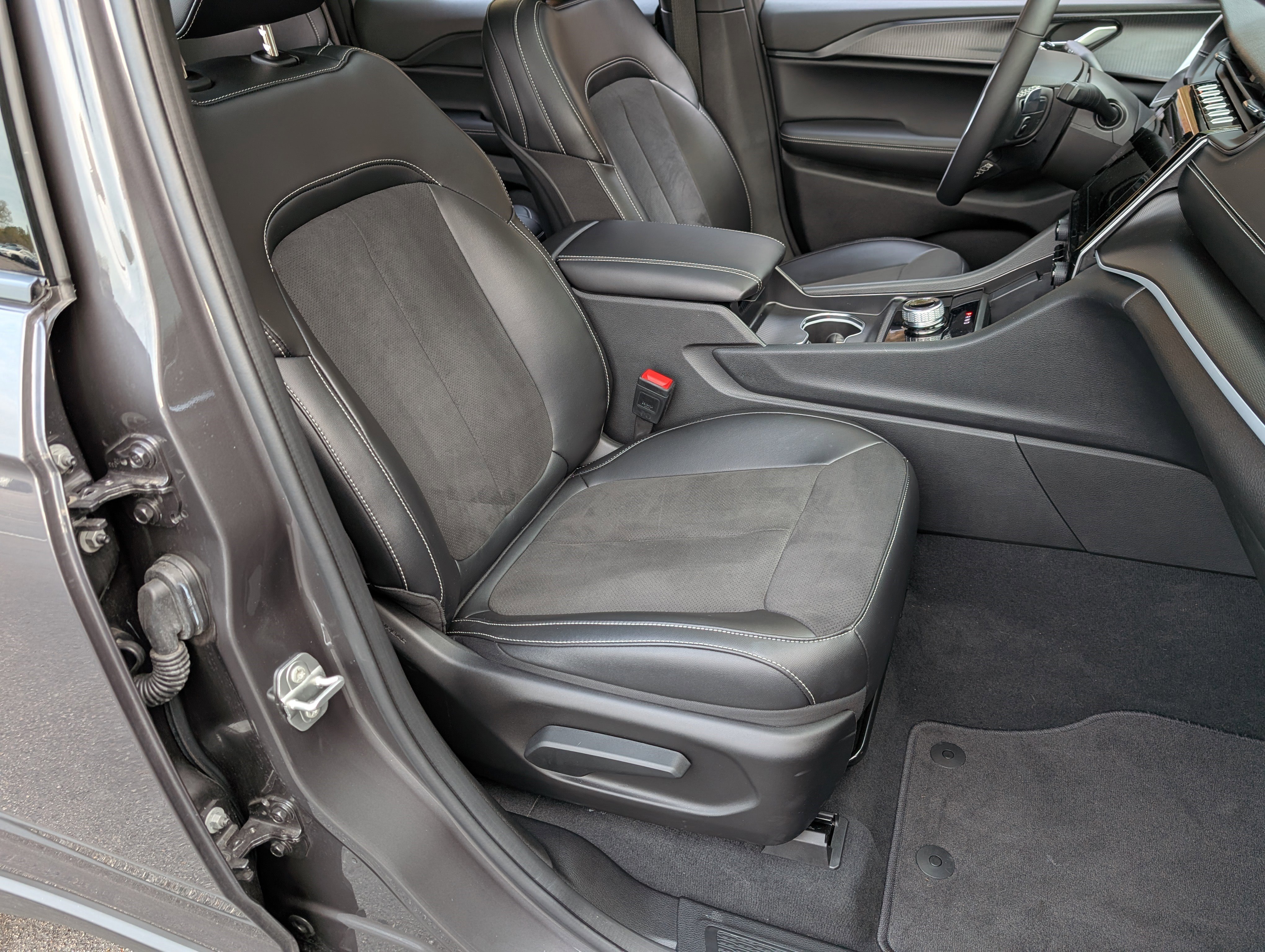 Used 2024 Jeep Grand Cherokee Altitude image 19